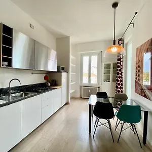 Piazzale Susa Bright Flat Con Veranda Milán